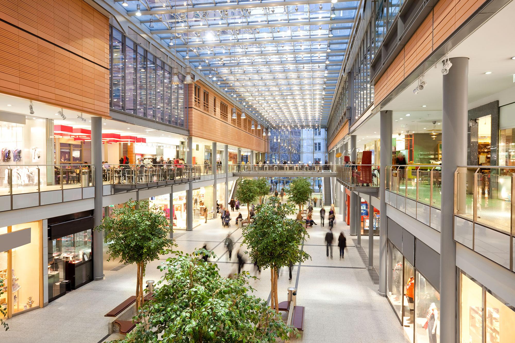 Pedestrians walking through a mall powered by smart solutions